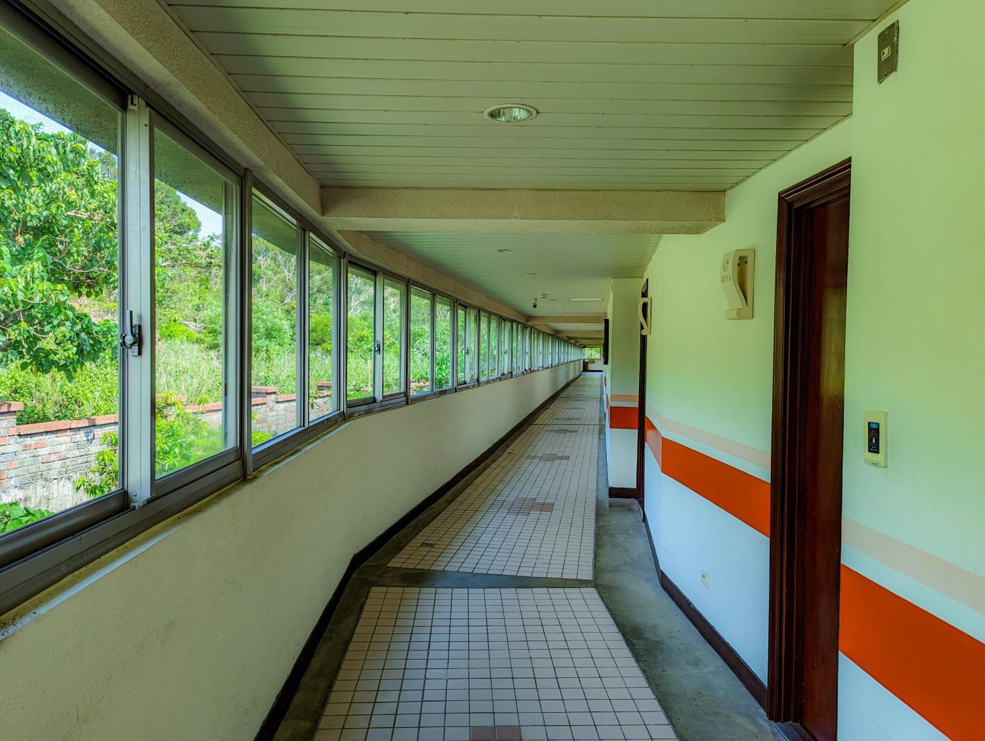 Howard Beach Resort Kenting Exterior foto A corridor in the 1970s