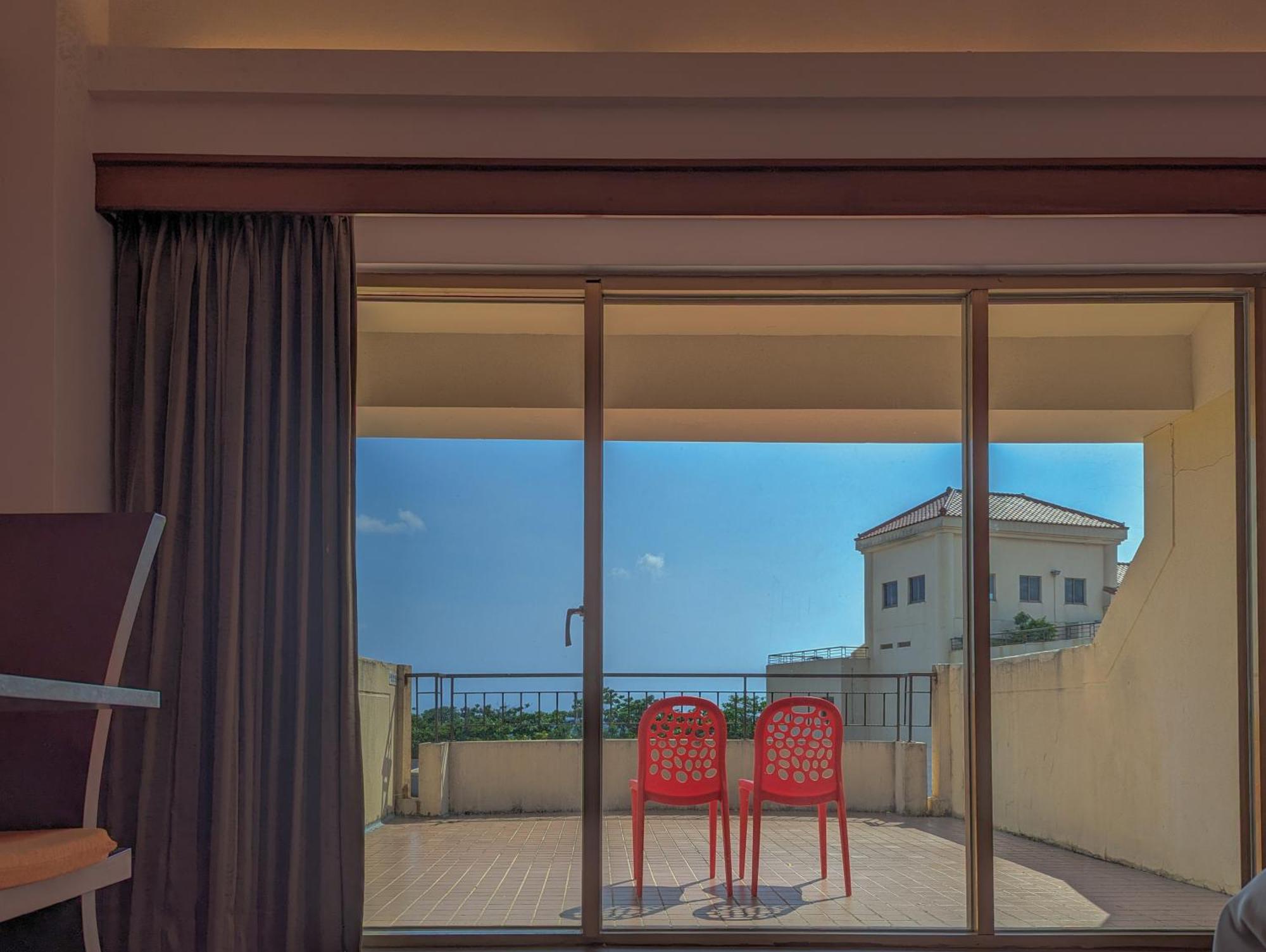 Howard Beach Resort Kenting Exterior foto A sliding door