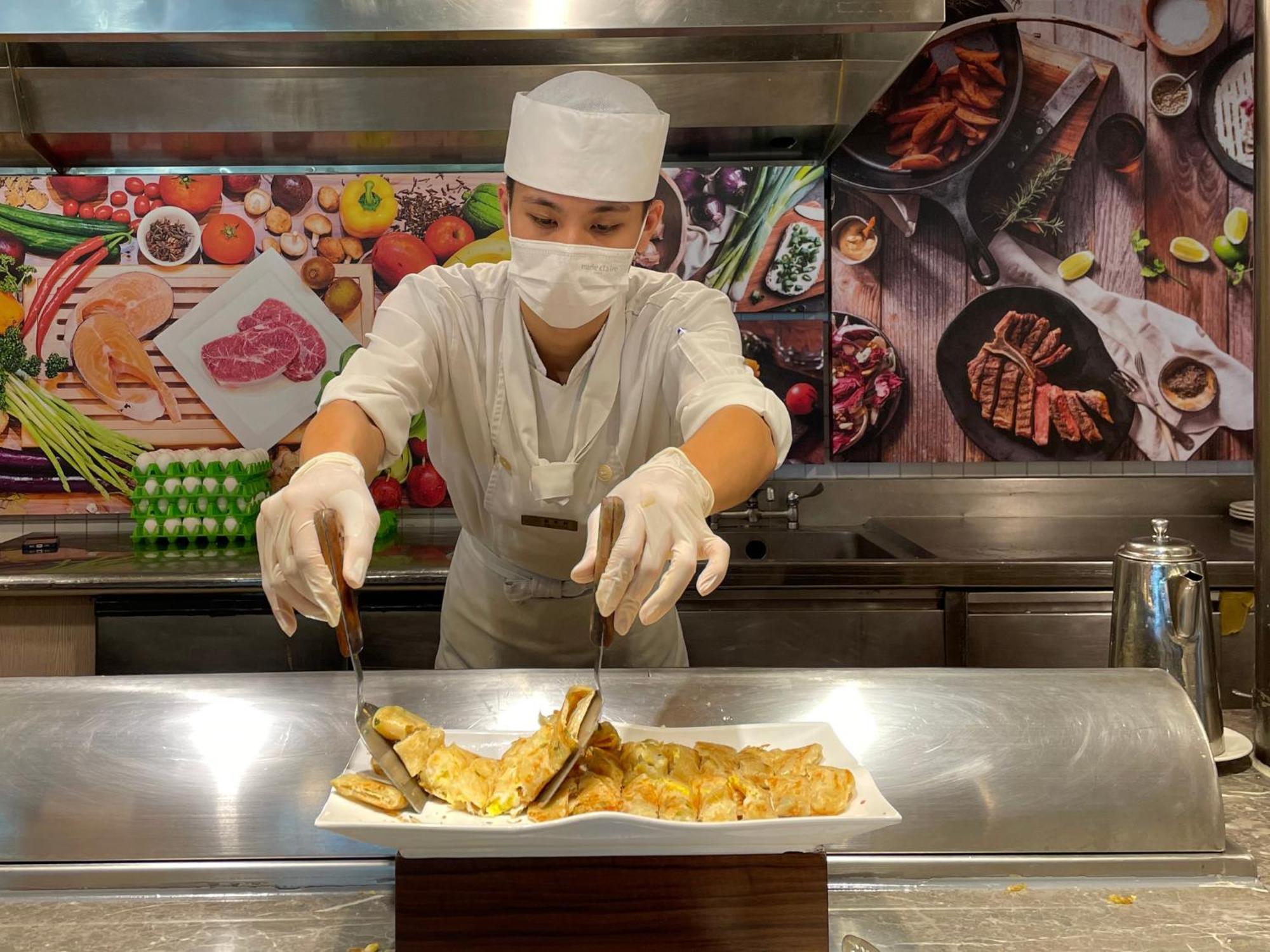 Howard Beach Resort Kenting Exterior foto A cook wearing a hair net and a face mask