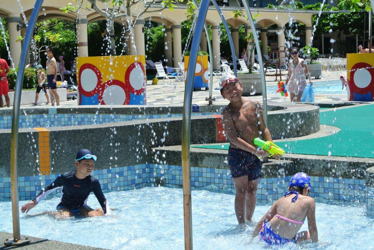 Howard Beach Resort Kenting Exterior foto Children playing at the Splashpad