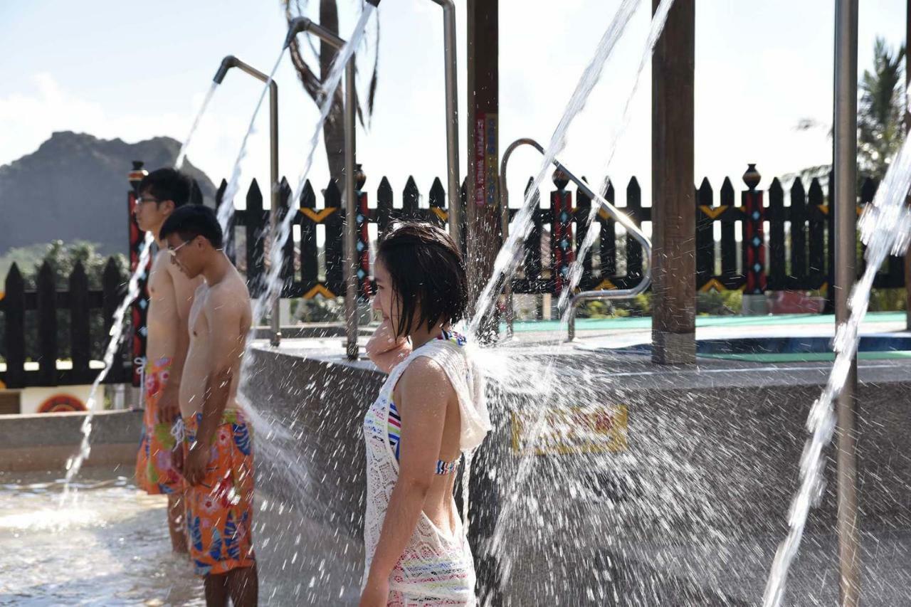 Howard Beach Resort Kenting Exterior foto A shower at a water park