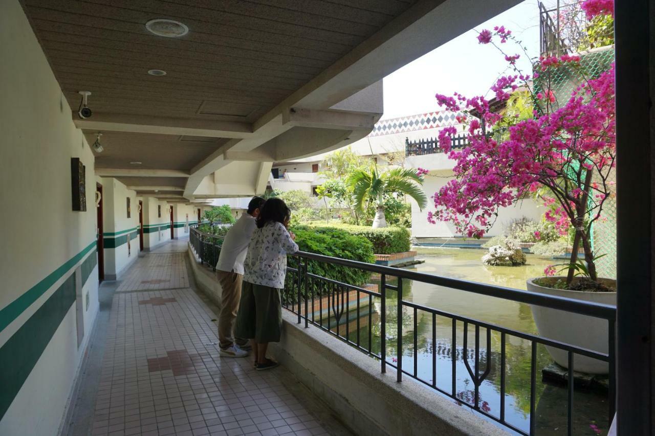 Howard Beach Resort Kenting Exterior foto The university's main building