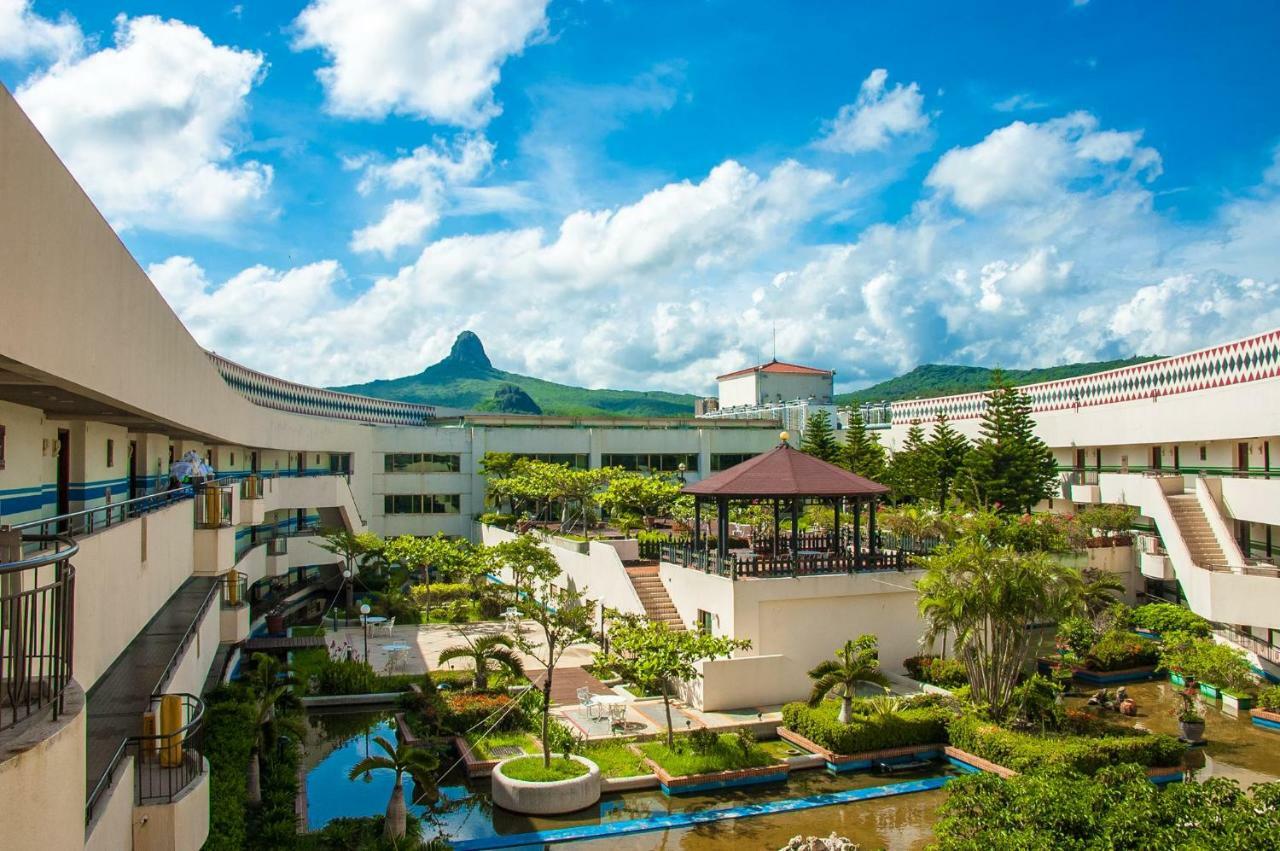 Howard Beach Resort Kenting Exterior foto View of the campus