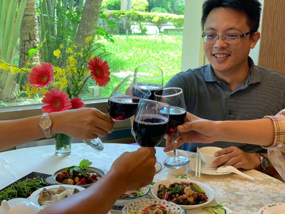 Howard Beach Resort Kenting Exterior foto A toast with wine